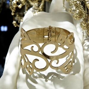 Gold Plated Leaf Pattern Cutout Hinged Bracelet 🍃